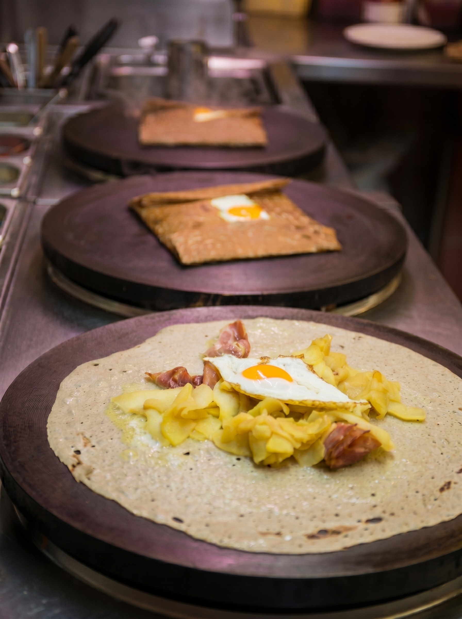 Galettes de sarrasin en cuisson sur les billigs